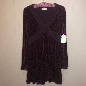 WINE/BURGUNDY VELVET LONG BELL SLEEVED DRESS